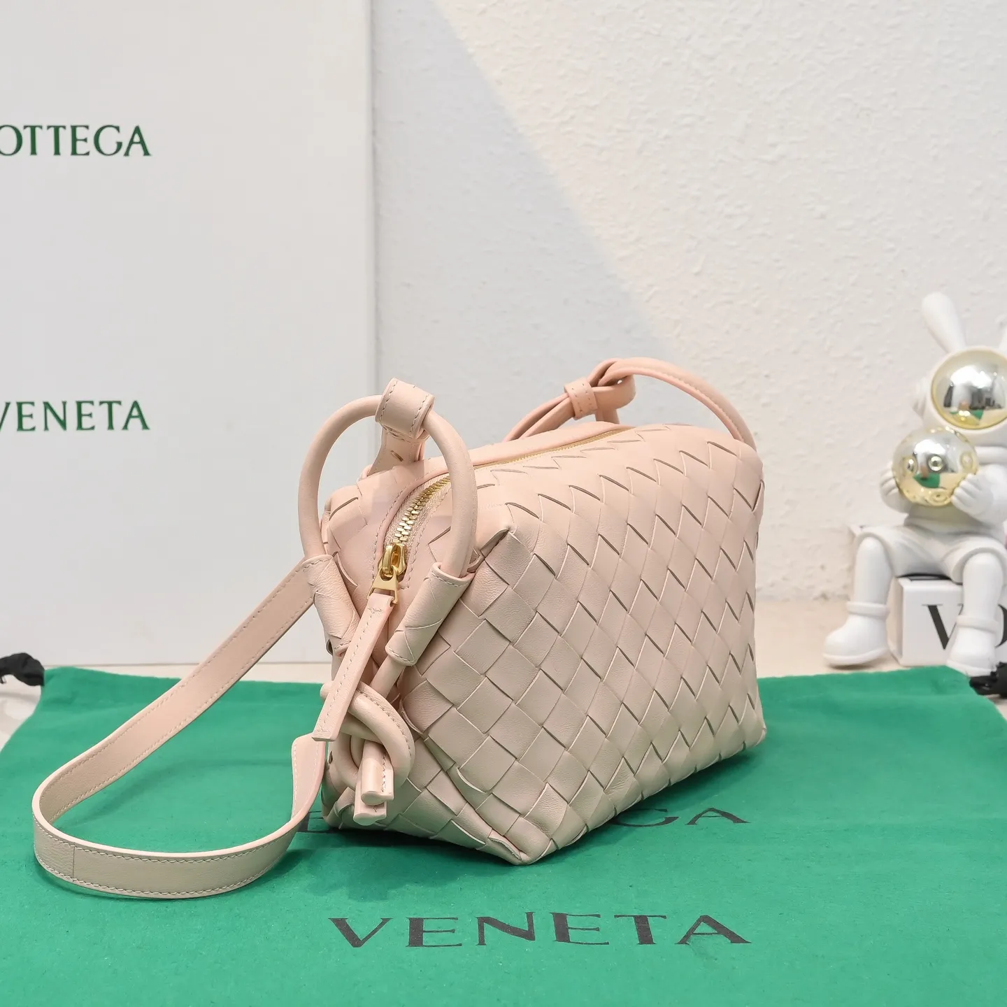 Batch 1360 BOTTEGA VENETA new loop is here! ! Many girls who like BV have owned the Loop bag. It has a simple appearance, classic weaving, and a compact and lightweight bag shape. This innovation continues the "camera bag" shape. Unlike the traditional Loop bag, which can only be worn as a crossbody bag, this innovation It can be carried by hand or cross-body, satisfying both the concave shape and daily needs. The oversized buckle can be folded and used as a handle. The sultry heat in summer ☀️ usually reduces people's desires. Having a lightweight bag will greatly enhance the happiness of traveling🫧 Style number: 6615 Size: 19*12*9cm